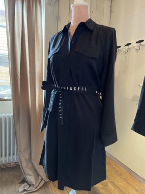 KLEINIGKEIT “Ursula von der Feinen” Blusenkleid schwarz